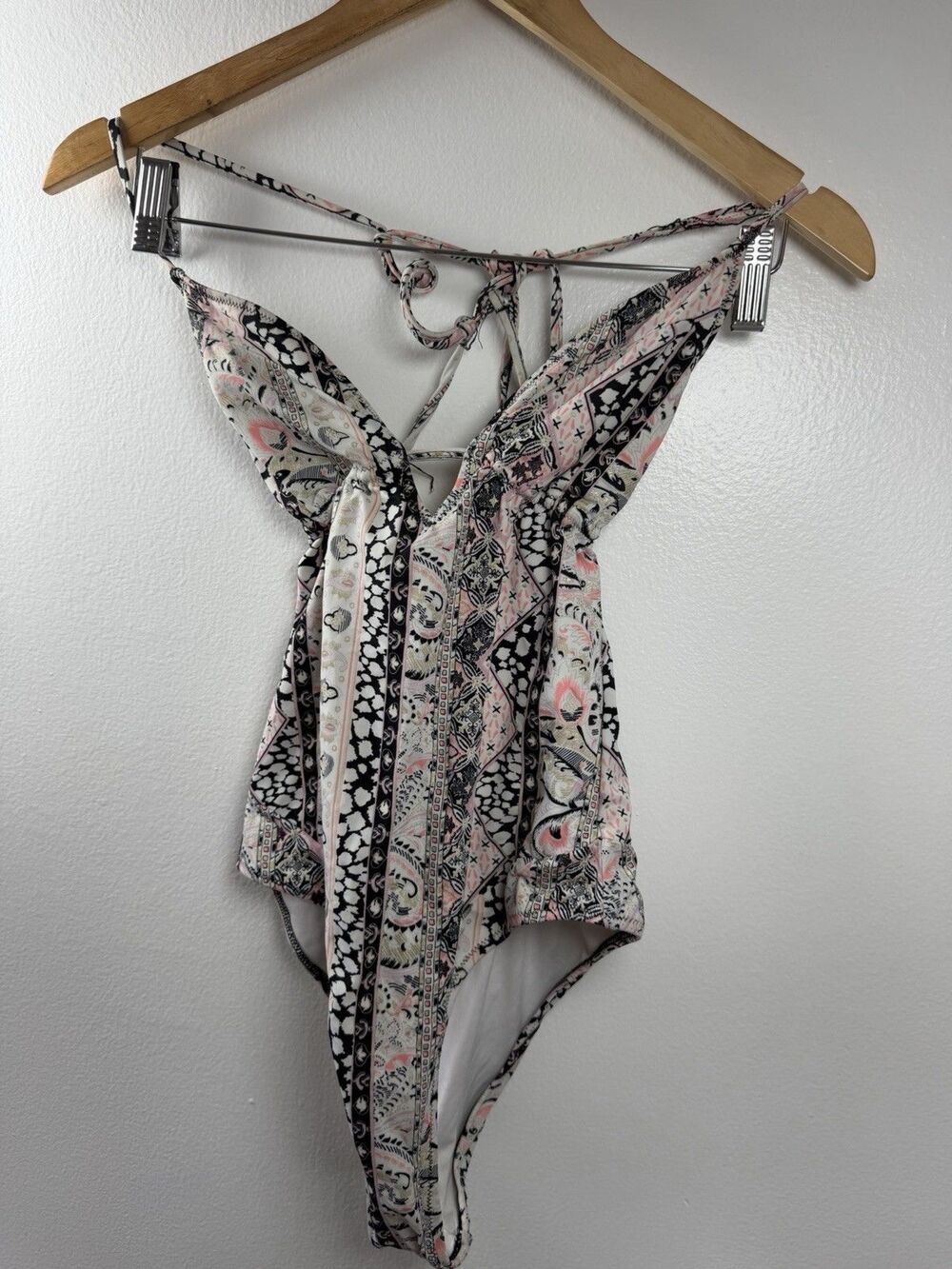 Victoria’s Secret Boho Paisley One Piece Swimsuit Halter Open Back Tassel Size S - Picture 6 of 10
